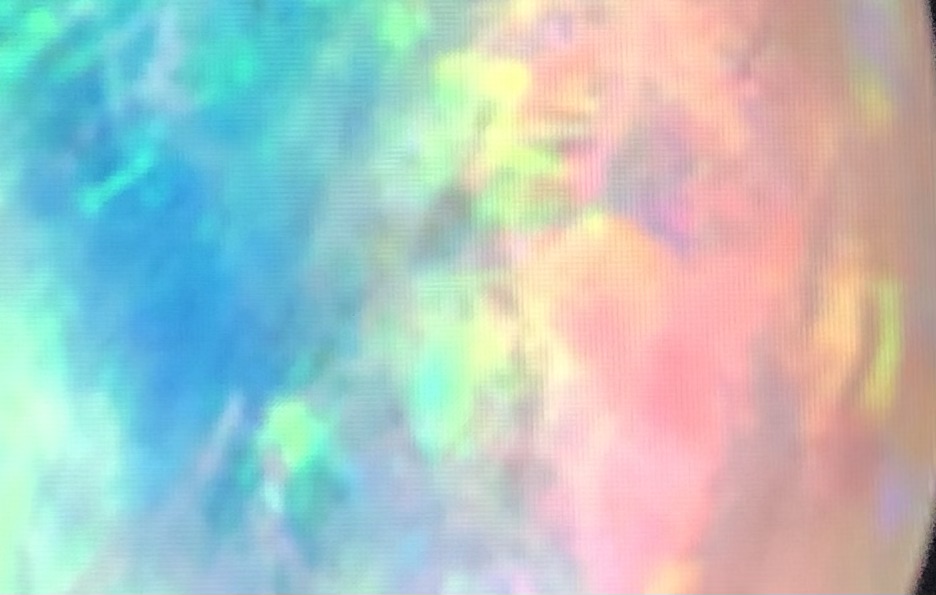 Der opalfarbene Schöpfungsstrahl im Platinglanz 